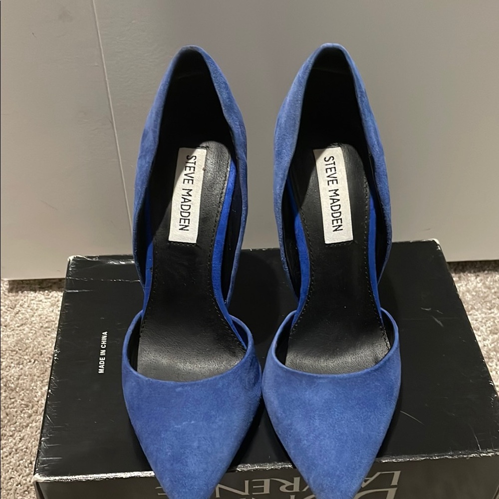 Steve Madden Blue Heels with Sleek Silhouette